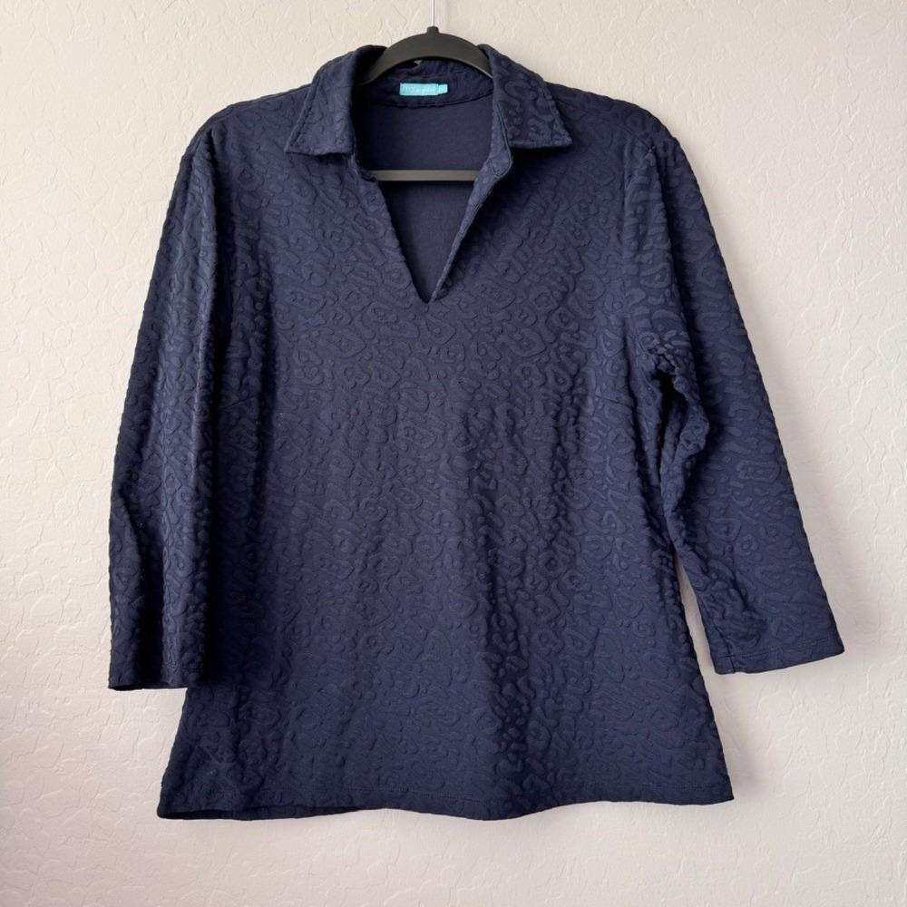 J.McLaughlin Large Top Navy Blue 3/4 Sleeve Textured Leopard V-Neck Collar